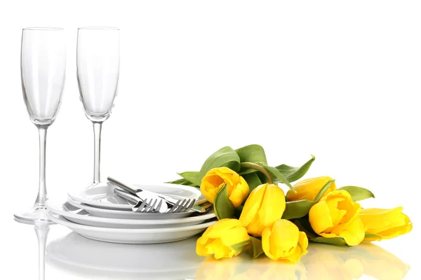 Посуда для сервировки, изолированные на белом и Желтые тюльпаны — стоковое фото