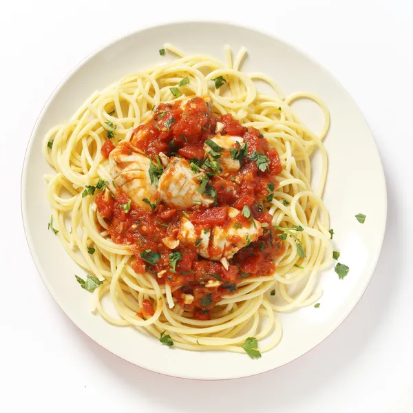 Спагетти с рыбой в соусе arrabbiata сверху — стоковое фото
