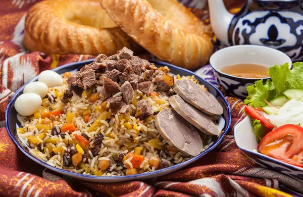 Национальные блюда Узбекистана на традиционных ткань Адрас — стоковое фото