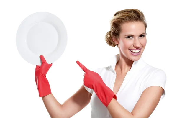 Счастливые молодые домохозяйка, показаны идеально чистые блюда — стоковое фото