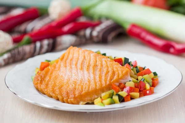 Жареное филе красной рыбы лосось с запеченными овощами, zucchin — стоковое фото