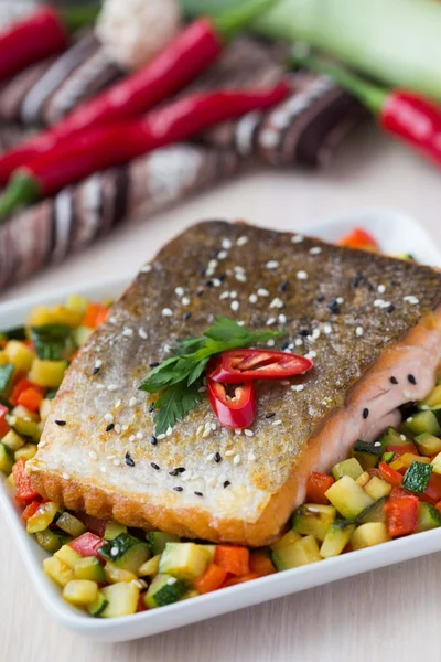 Жареное филе красной рыбы лосось с хрустящей кожей, жареных овощей — стоковое фото