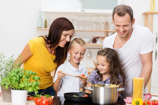 Молодая семья приготовления пищи на кухне — стоковое фото