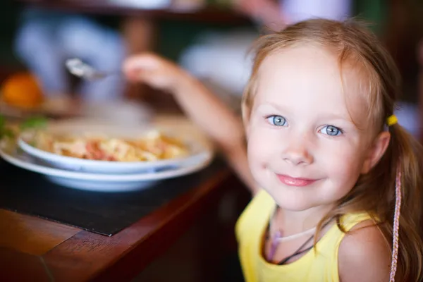 Маленькая девочка, едящая Лицензионные Стоковые Изображения