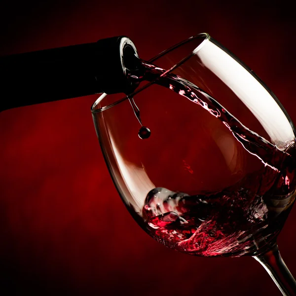 Бокал вина - всплеск вкусный аромат розлива в бутылки Лицензионные Стоковые Фото