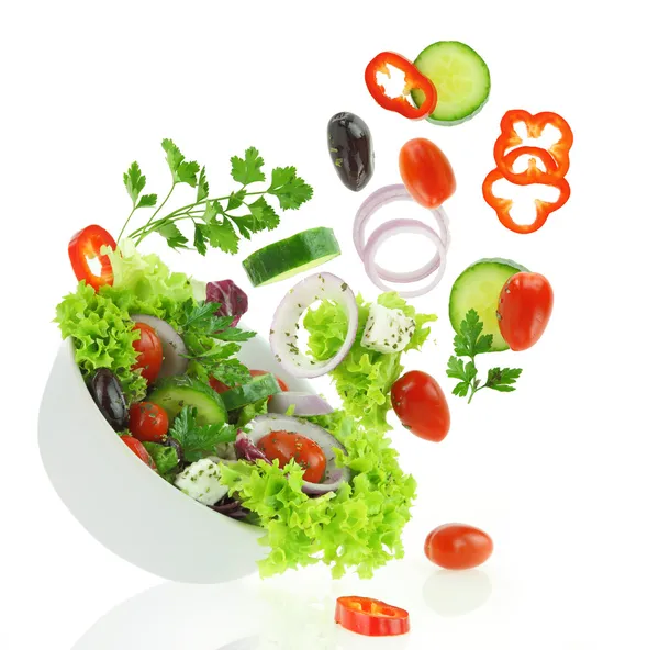 Свежие смешанные овощи, попадающие в миску салата — стоковое фото