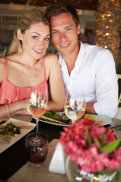 Пара наслаждаясь ужином в ресторане Стоковое Изображение