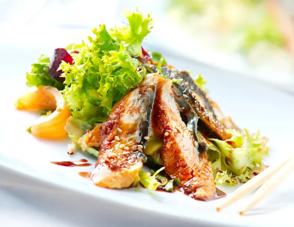 Салат с копченым угрем с unagi соусом. японская еда Лицензионные Стоковые Фото
