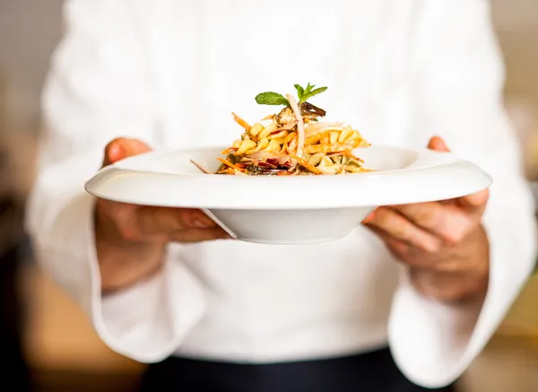 Шеф-повар предлагает вам макароны салат Лицензионные Стоковые Изображения