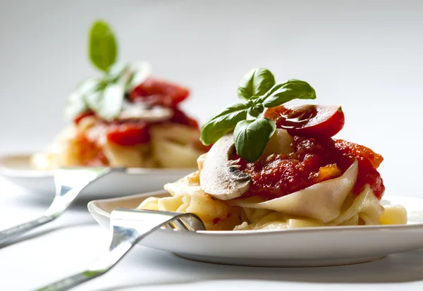 Итальянская паста с томатным соусом и грибами Стоковое Фото