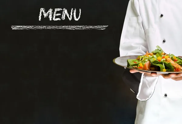 Шеф-повар с пищей здоровый салат на меловой доске фон меню — стоковое фото