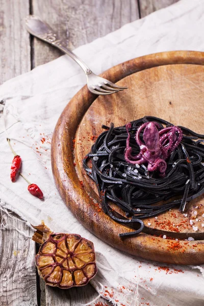 Черные спагетти с осьминогом Лицензионные Стоковые Изображения