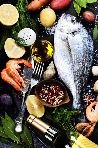 Вкусные блюда из свежей рыбы — стоковое фото