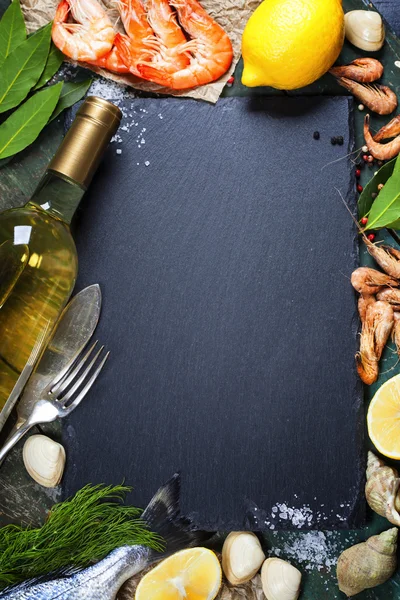 Продовольственный фон с морепродуктами и вином — стоковое фото