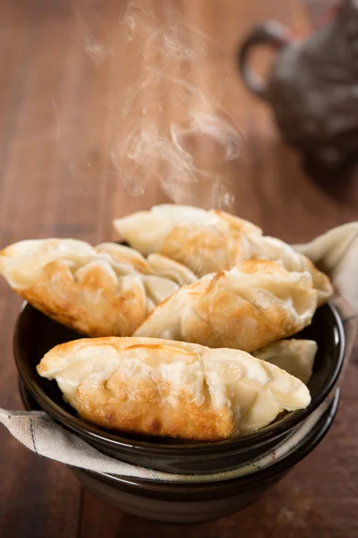 Популярные китайское блюдо Пан жареные пельмени — стоковое фото