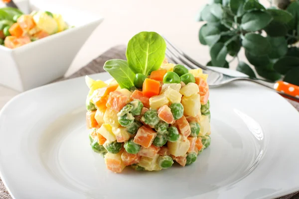Русский салат, горох, морковь, картофель и майонезом — стоковое фото