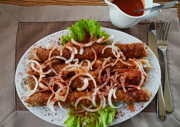 Баранина Шашлык с луком и соусом. Грузинская кухня — стоковое фото