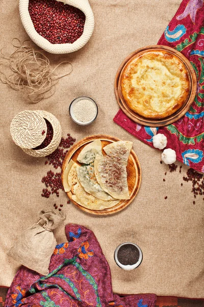 Грузинский или узбекский продовольственный набор с khachapuri и cheburek — стоковое фото