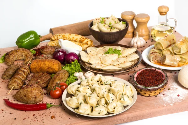 Много различных блюд на праздничном столе — стоковое фото