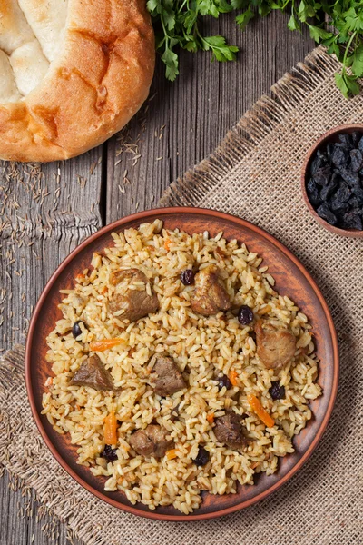 Плита плов, традиционные турецкие острую пищу с рисом, жареное мясо, лук, морковь и петрушку — стоковое фото
