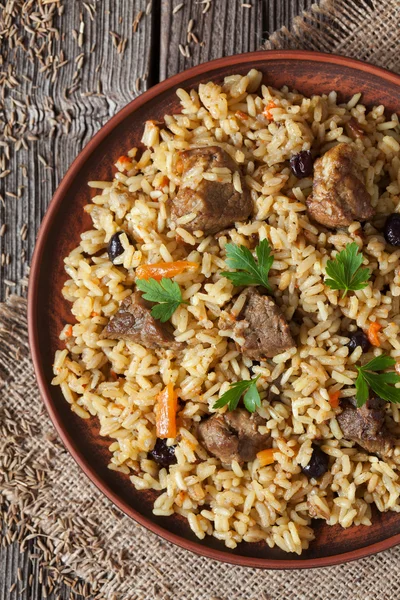 Арабская кухня национальных риса питание под названием плов с жареной баранины мясо, лук, морковь и чеснок специи — стоковое фото