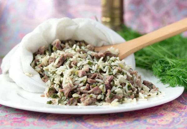 Узбекское традиционное блюдо зеленый пилав в сумке на белой пластине — стоковое фото