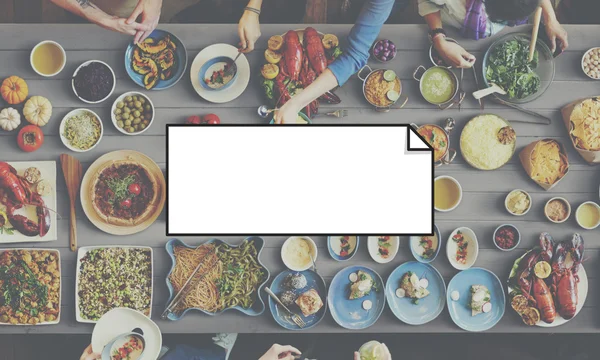 Таблица с едой и рамки концепции — стоковое фото