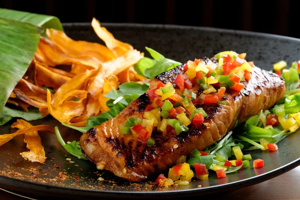 Жареное филе лосося красная рыба с жареными овощами — стоковое фото