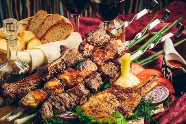 Жареные на гриле мясо с овощами, соус и вино — стоковое фото