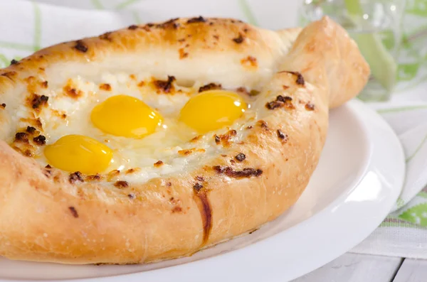 Пирог с сыром и яйцами - хачапури — стоковое фото