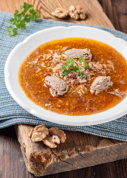 Суп харчо с бараниной, ткемали, рис и грецкими орехами — стоковое фото