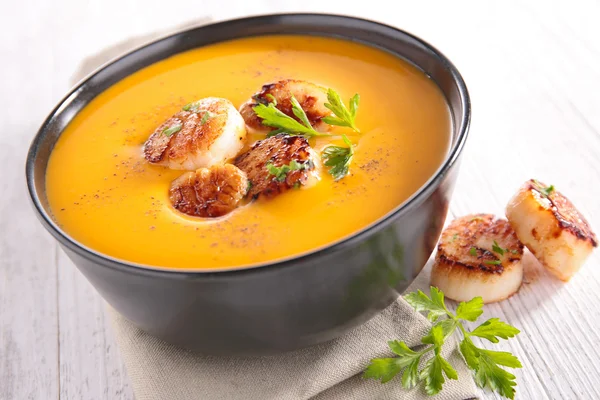 Крем суп из тыквы с морскими гребешками — стоковое фото