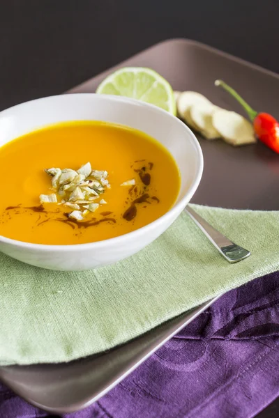 Чаша суп из тыквы — стоковое фото