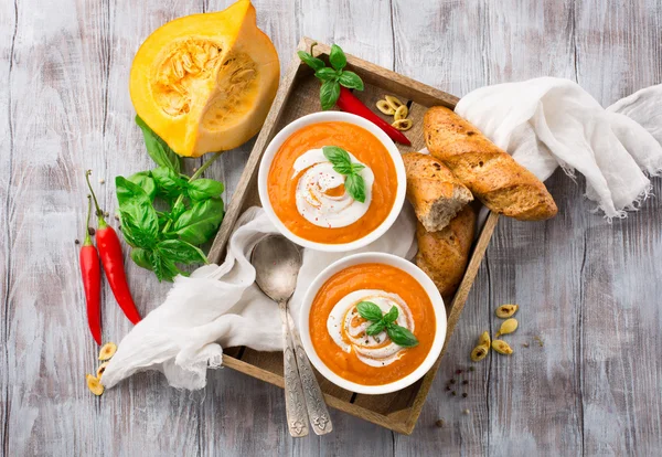 Домашний суп из тыквы с кремом — стоковое фото