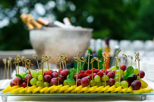 Ассорти, ассорти из свежих фруктов на шведском столе Лицензионные Стоковые Фото