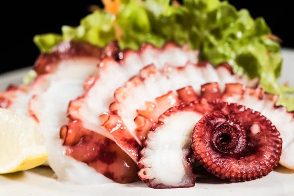 Салат из свежего осьминога — стоковое фото