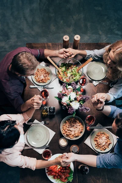 Друзья, молиться перед ужином — стоковое фото