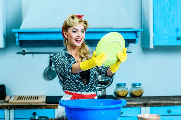 Домохозяйка мытье посуды — стоковое фото