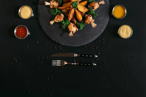 Вид Сверху Вкусный Картофель Запеченный Жареной Курицы Различные Соусы Вилка — стоковое фото