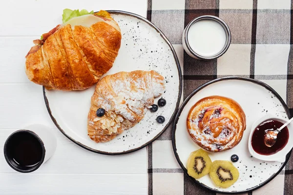 Изысканный завтрак в французском стиле, расположены на деревянном столе — стоковое фото
