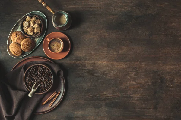 Кофе с фасолью и коричневым сахаром с печеньем Стоковое Фото
