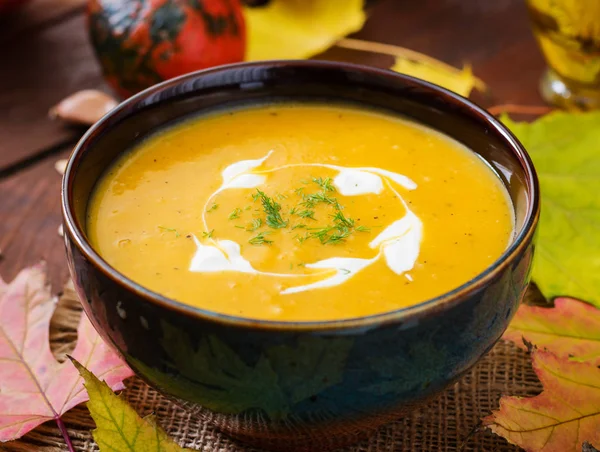 Суп тыквенный со сметанным соусом — стоковое фото