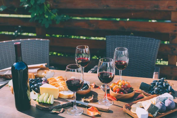 Красное вино с различными закусками Стоковая Картинка