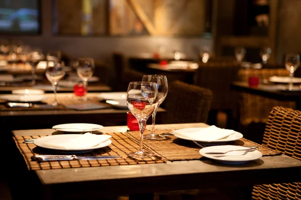 Прекрасное урегулирование стола в ресторане гурмана — стоковое фото