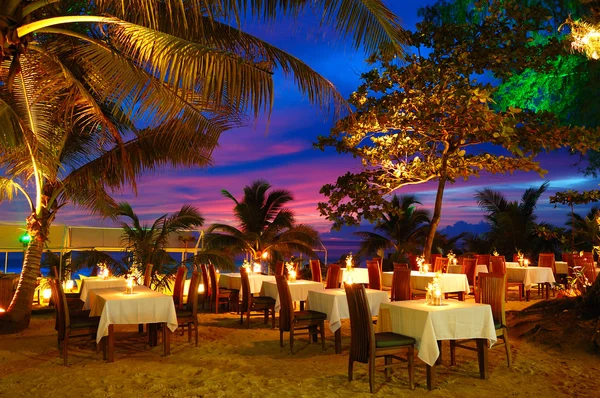 Открытый ресторан на пляже во время заката, Пхукет, Таиланд Стоковое Фото