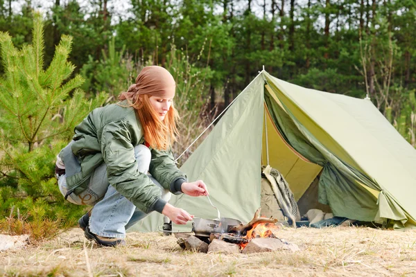 Кемпинг женщина палатка Кука питание огонь природы — стоковое фото