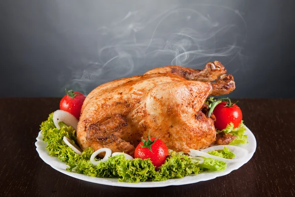 Вкусный жареный цыпленок с красные помидоры и зеленый салат — стоковое фото