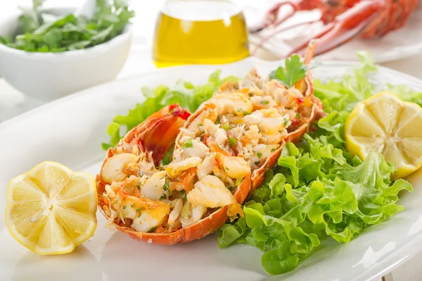 Лобстер с салатом - aragosta e insalata — стоковое фото