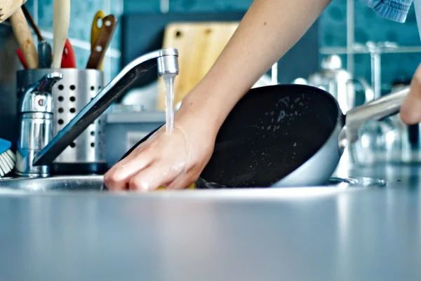 Мыть посуду — стоковое фото