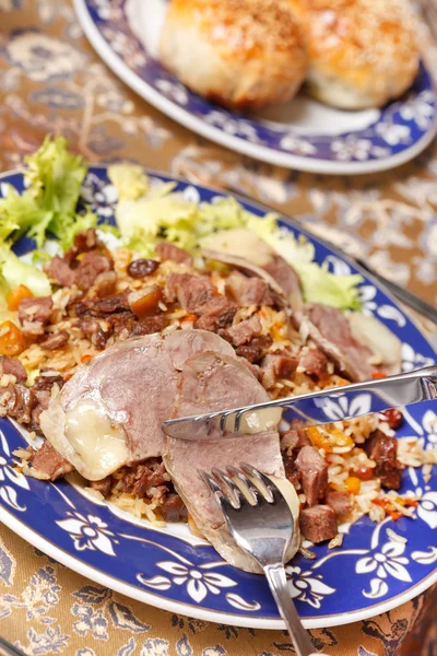 Узбекский национальное блюдо - плов с мясом лошади — стоковое фото